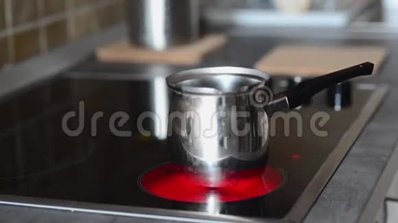 咖啡壶放在煮盘上加入沸水视频的预览图