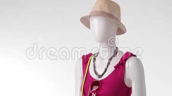 粉色上衣的女模特视频的预览图