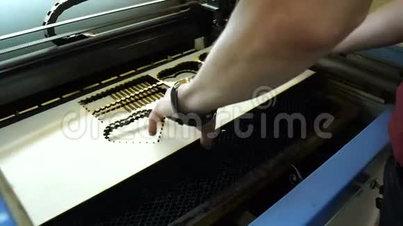 数控机床用激光切割木材数控机床在工作视频的预览图