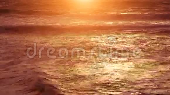 海浪上的日落视频的预览图