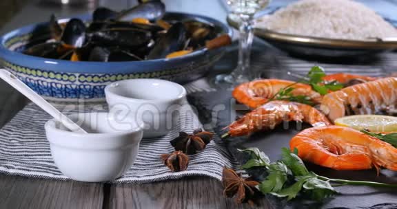 西班牙海鲜饭的配料贻贝王虾朗古丁黑线鳕视频的预览图