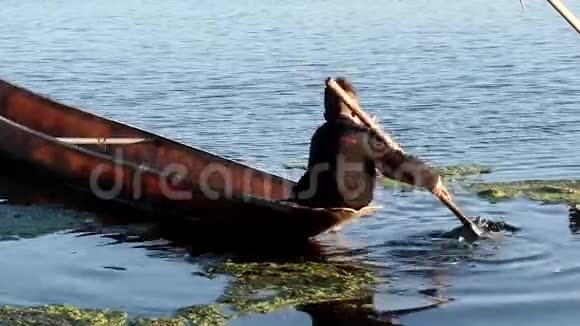 男孩靠船在湖里当渔夫谋生视频的预览图