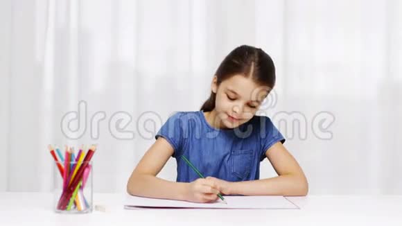 快乐的女孩在家用彩色铅笔画画视频的预览图