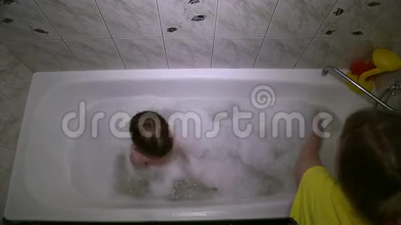 小男孩用泡沫洗澡视频的预览图