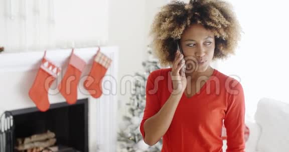 时髦的年轻女性在圣诞节时在手机上聊天视频的预览图