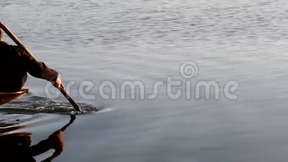 男孩靠船在湖里当渔夫谋生视频的预览图