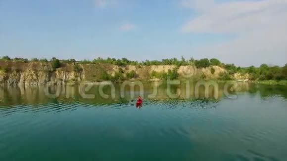 空中运动员在皮划艇上划船视频的预览图