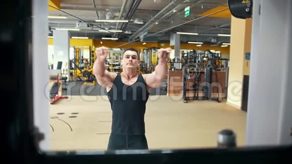 在健身房锻炼强壮的运动员视频的预览图