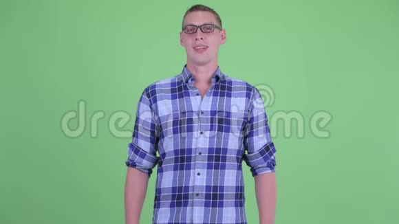 戴眼镜的年轻快乐的嬉皮士视频的预览图