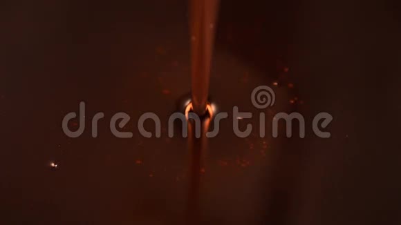 红色油状液体喷得很漂亮油和泡沫视频的预览图
