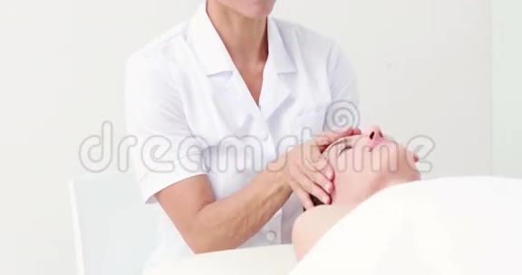 理疗师为她的病人做头部按摩视频的预览图
