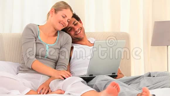 可爱的夫妇用笔记本电脑视频的预览图
