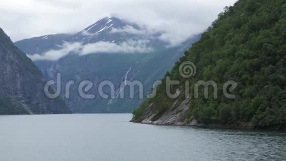 挪威峡湾渡轮上的景色视频的预览图