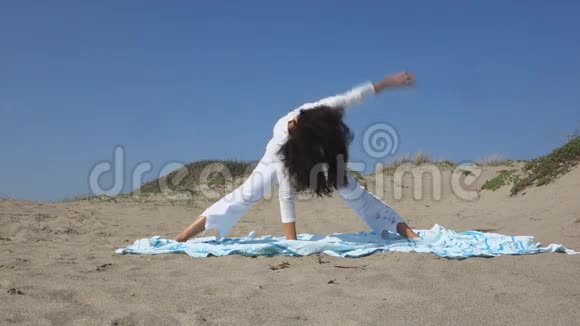 在海滩上做瑜伽视频的预览图