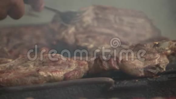 烤架上的肉排视频的预览图
