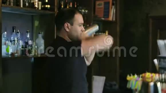 酒吧老板正在夜总会酒吧准备一杯鸡尾酒视频的预览图