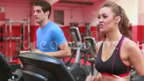 女人和男人在跑步机上慢跑视频的预览图