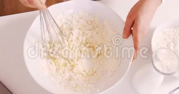 女人用面粉和牛奶烘焙视频的预览图