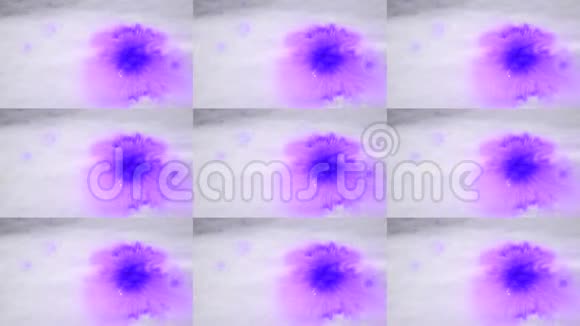 美丽的紫色墨水滴在白色湿滑表面视频的预览图