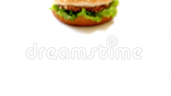 白色背景下的自制汉堡特写视频的预览图