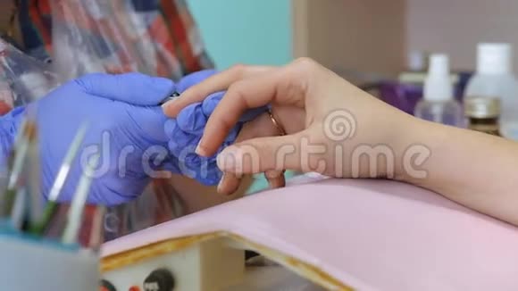 五金美甲美容美发美甲护理美女指甲油指甲治疗做美甲师视频的预览图