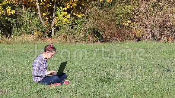 在公园玩手提电脑的小女孩视频的预览图