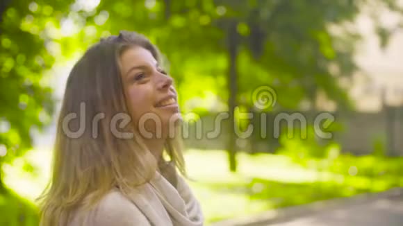 年轻漂亮的女人对树的肖像视频的预览图