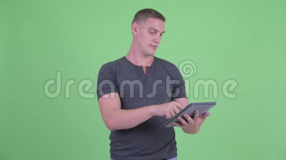 快乐的年轻人用数码平板电脑思考视频的预览图