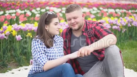 年轻夫妇坐在大自然中视频的预览图