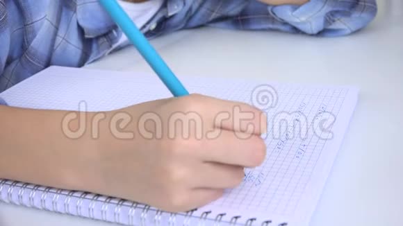 孩子写作学习体贴的孩子学生学习学生学习教室里的女学生视频的预览图
