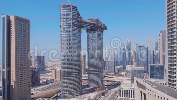 新摩天大楼和高楼大厦的鸟瞰图视频的预览图