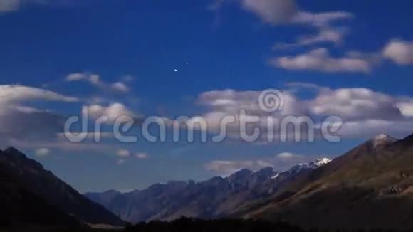 月夜在山中时间流逝4K视频的预览图
