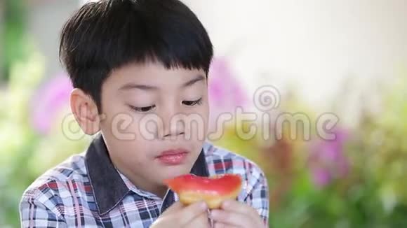 小亚洲小孩吃甜甜面包圈视频的预览图