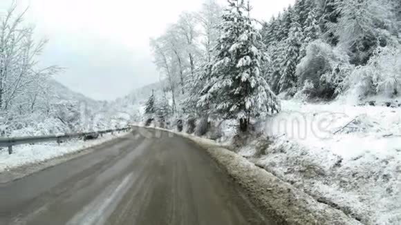 冬天山上空无一人的旁边是白雪覆盖的树木视频的预览图