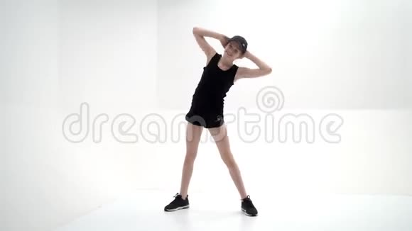 一个十几岁的女孩从事健身视频的预览图