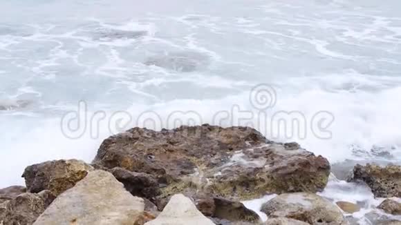 海蓝色的波浪和白色的岩石视频的预览图
