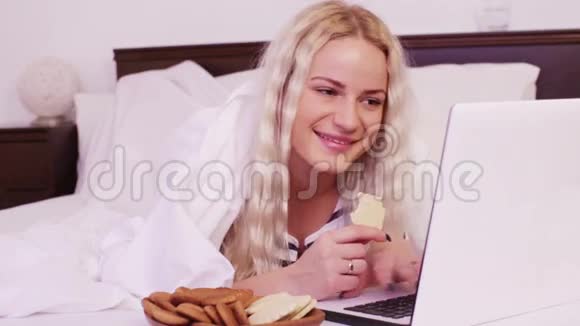 带饼干的开朗年轻女人视频的预览图