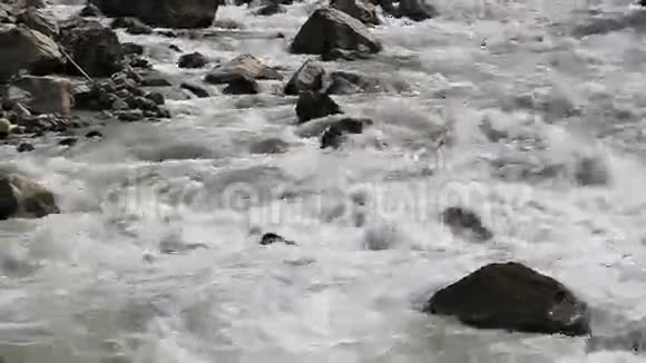 有石头的瀑布视频的预览图