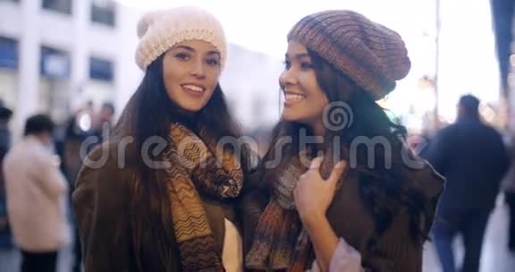 两个冬季时尚的年轻女性视频的预览图
