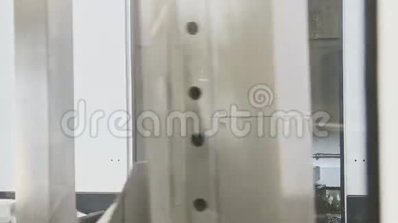 机器人在汽车厂焊接视频的预览图