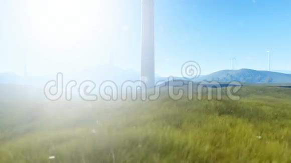 绿色草地上的风力涡轮机农场晨雾倾斜视频的预览图