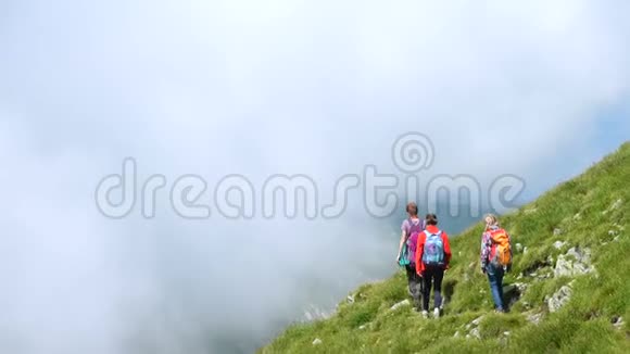 母亲和女儿在山上徒步旅行视频的预览图