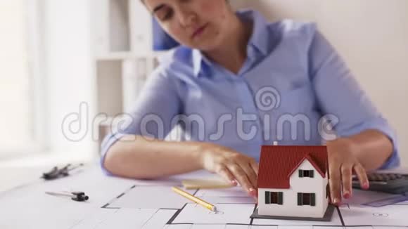 有房子模型和蓝图的女建筑师视频的预览图