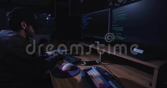 网络恐怖坐在黑暗房间里写代码的电脑黑客视频的预览图