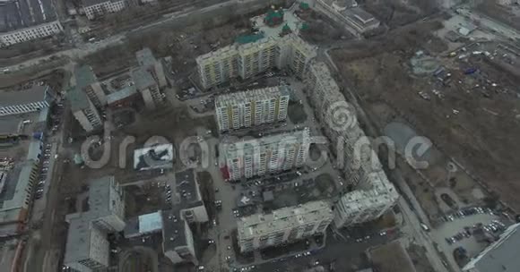城市航空测量从天空俯瞰俄罗斯城市房屋街道和公园的空中城市景观灰色的天空视频的预览图