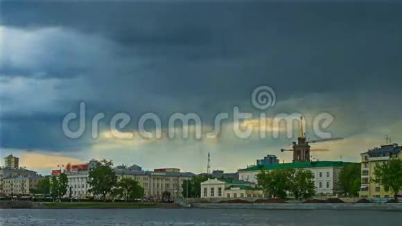雨过了城市俄罗斯叶卡捷琳堡时间流逝视频的预览图