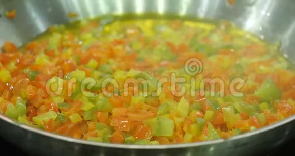 蔬菜用橄榄油在煎锅上煎视频的预览图