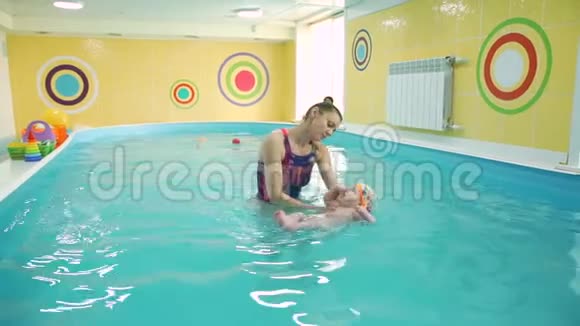 游泳教练和婴儿在游泳池视频的预览图