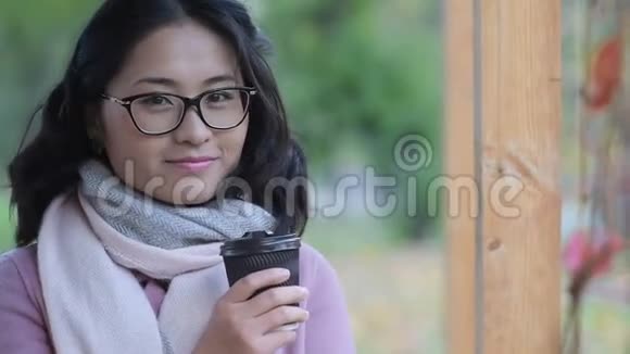 亚洲女人在户外喝咖啡视频的预览图