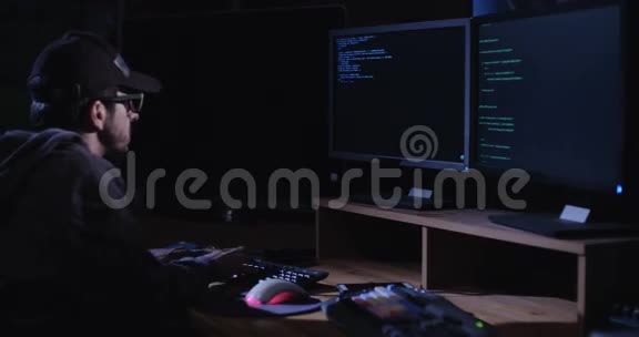 网络恐怖坐在黑暗房间里写代码的电脑黑客视频的预览图